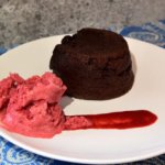 Ein Chocolate Lava Cake nach einem Rezept aus dem Coral Reef Restaurant in Epcot