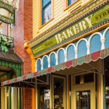 Fassade der Main Street Bakery auf der Main Street U.S.A,.