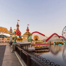 Fotografie des Pixar Piers in Disney's California Adventure in Anaheim mit Achterbahn und Riesenrad