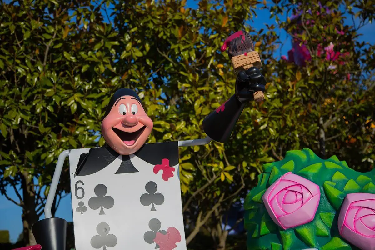 Szene aus Alice's Curious Labyrinth Eine Spielkarte in Alice's Curious Labyrinth" malt wie im Film "Alice im Wunderland" die Rosen rot an