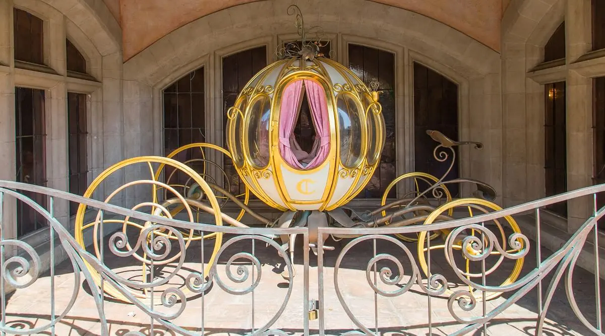 Cinderella Kutsche Im Außenbereich der Auberge de Cendrillon steht die prunkvolle goldene Kutsche von Cinderella