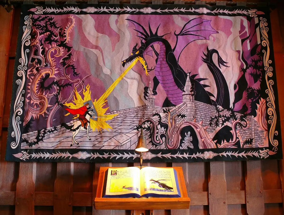 Wandteppich mit Dornröschen Szene Ein prunkvoller Wandteppich mit Illustrationen von Eyvid Earle im Dornröschenschloss in Disneyland Paris