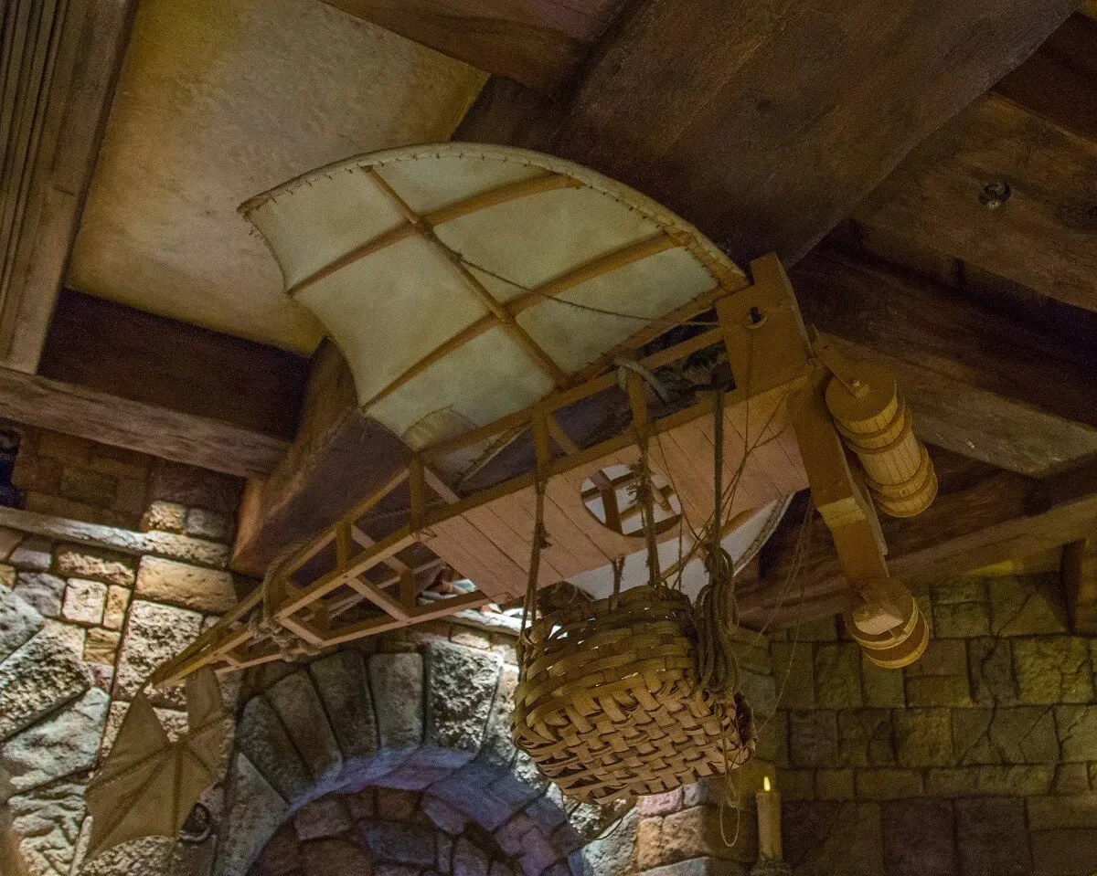 Hölzernes Flugzeug An der Decke des Shops Merlin l'Enchanteur im Dornröschenschloss hängt eine Flugmaschine von Merlin