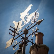 Eine Wetterfahne an der Toad Hall im Fantasyland zeigt Mr. Toad auf seinem geliebten Auto
