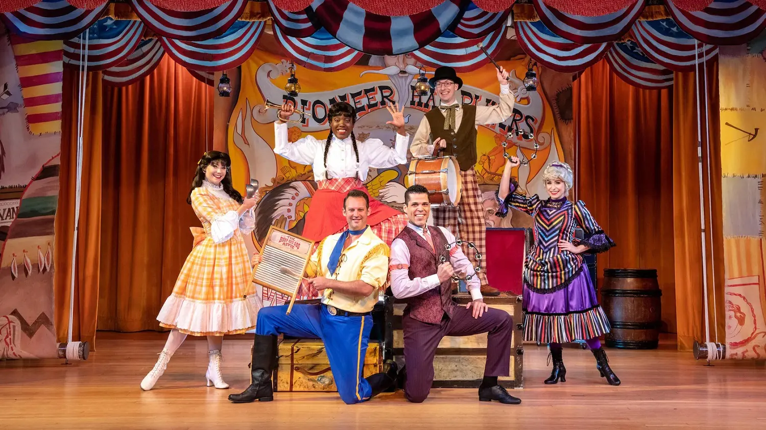 Hoop-Dee-Doo Musical Revue Darsteller der Hoop-Dee-Doo Musical Revue stehen in ihren Kostümen auf der Bühne und posieren für ein Foto