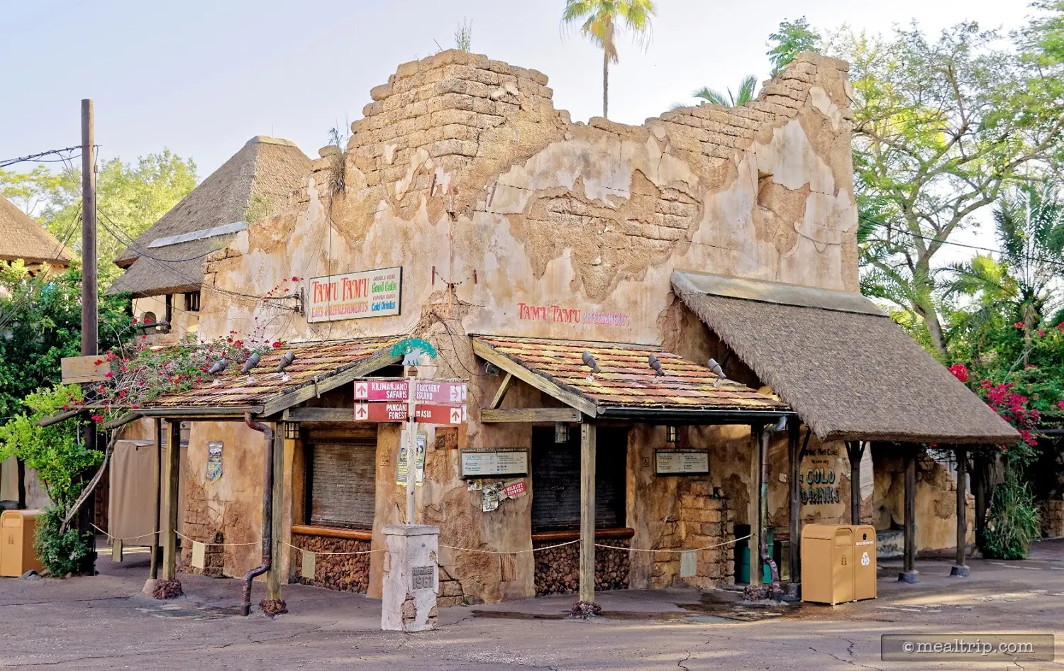 Tamu Tamu Refreshments Kiosk Foto eines heruntergekommen aussehenden kleinen Gebäudes, das den Snack-Kiosk Tamu Tamu Refreshments in Disney's Animal Kingdom beherbergt