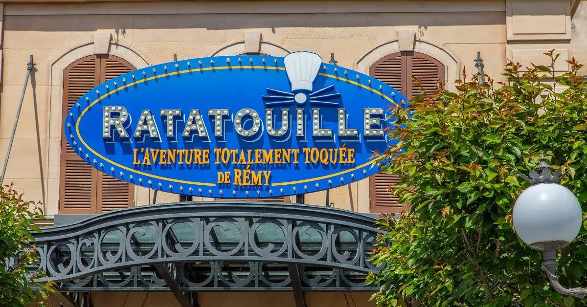 Eingangsschild zur Attraktion Ratatouille Ein blaues ovales Schild über dem Eingang zur Attraktion Ratatouille The Adventure in Disneyland Paris