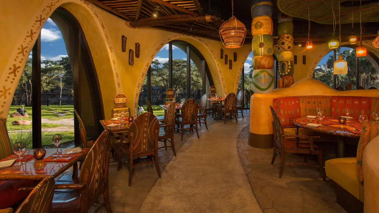 Gastraum des Restaurants Sanaa Blick auf mehrere Tische und eine Sitzecke im Sanaa Restaurant in Disneys Animal Kingdom Lodge
