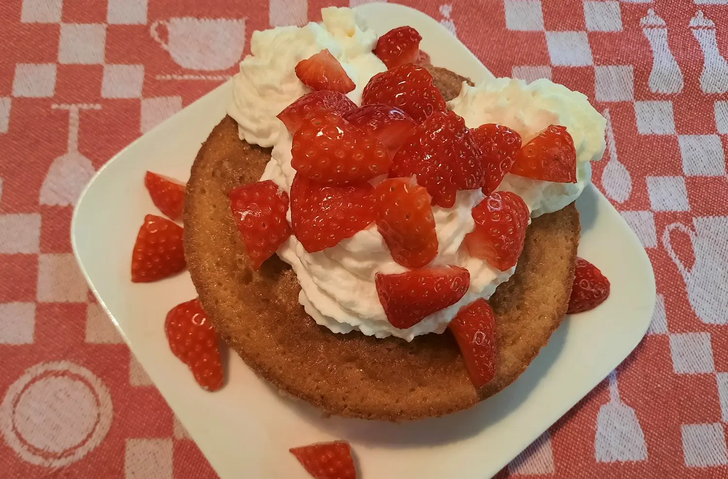 Strawberry Shortcake mit Sahne Ein Teller mit einem fertigen Strawberry Shortcake mit Schlagsahne