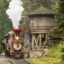 Die Disneyland Railroad von vorne, bei ihrer Abfahrt aus dem Frontierland Depot