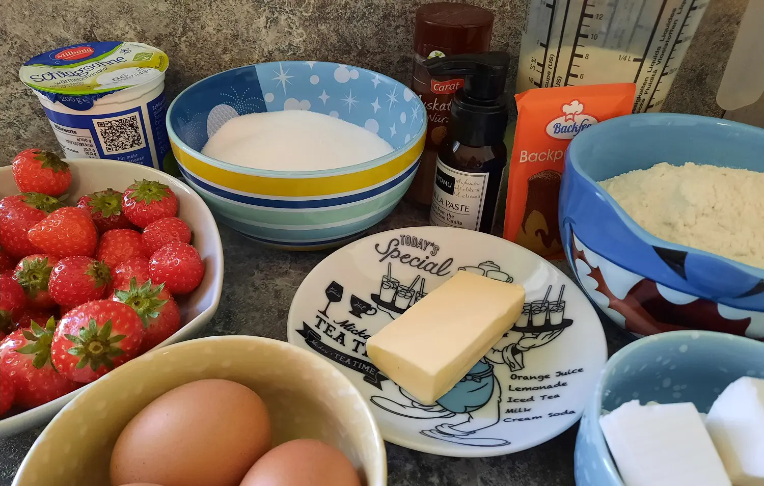 Zutaten für Strawberry Shortcake In mehreren Schalen liegen die für den Strawberry Shortcake benötigten Zutaten