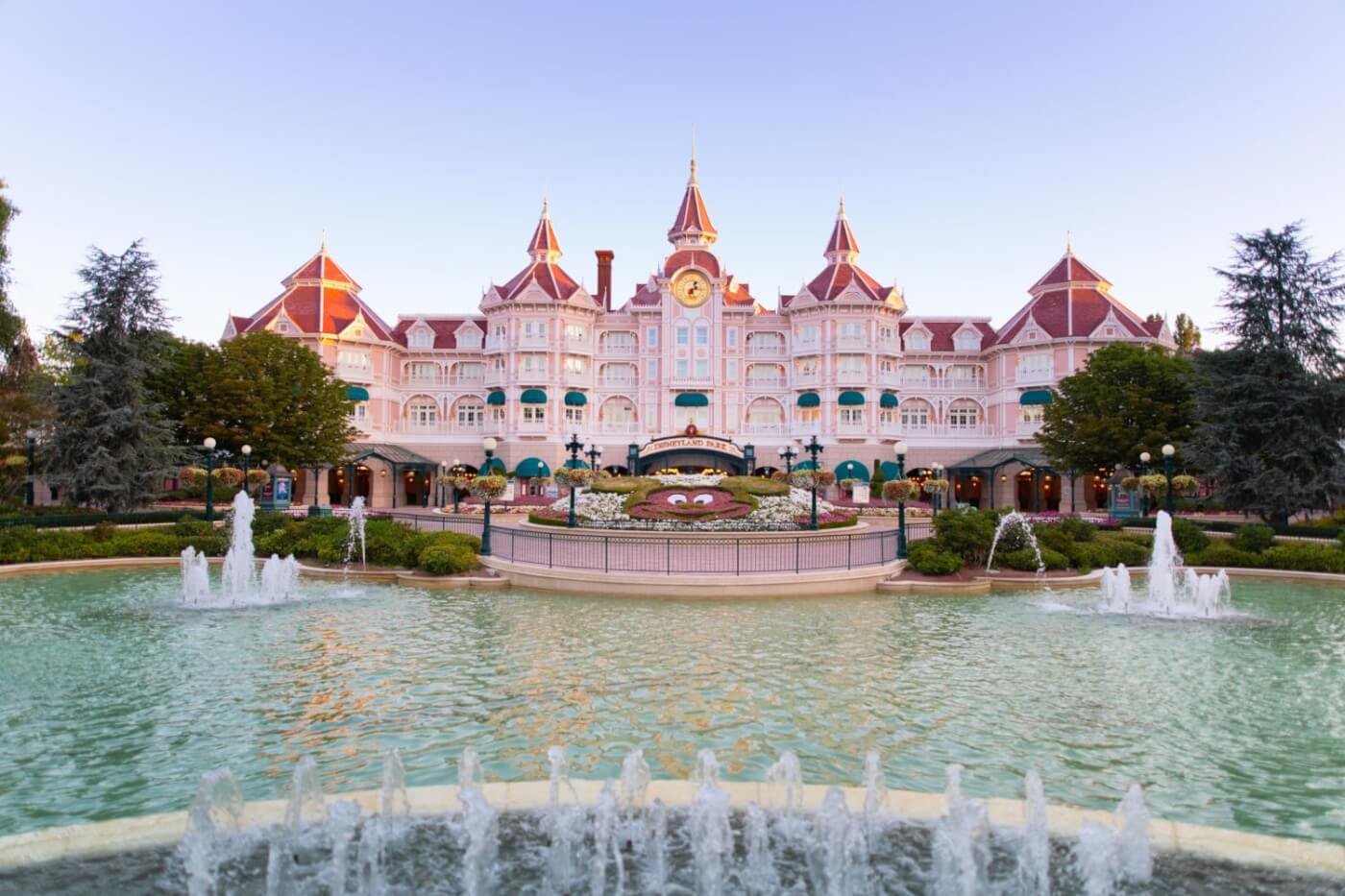 Диснейленд отзывы. Отель Диснейленд Париж. Диснейленд в Шесси. Disneyland Hotel 5*. 5 Звезд — Disneyland Hotel.