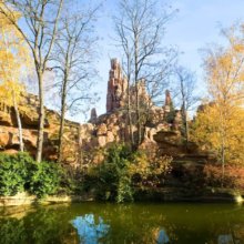 Wasser mit rauhen Felsformationen