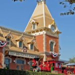 Disneyland Eisenbahn aus der Nähe betrachtet