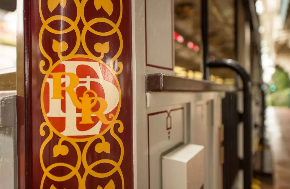 Euro Disneyland Railroad Nahaufnahme von bunten Verzierungen an den Wagons der Disneyland Railroad