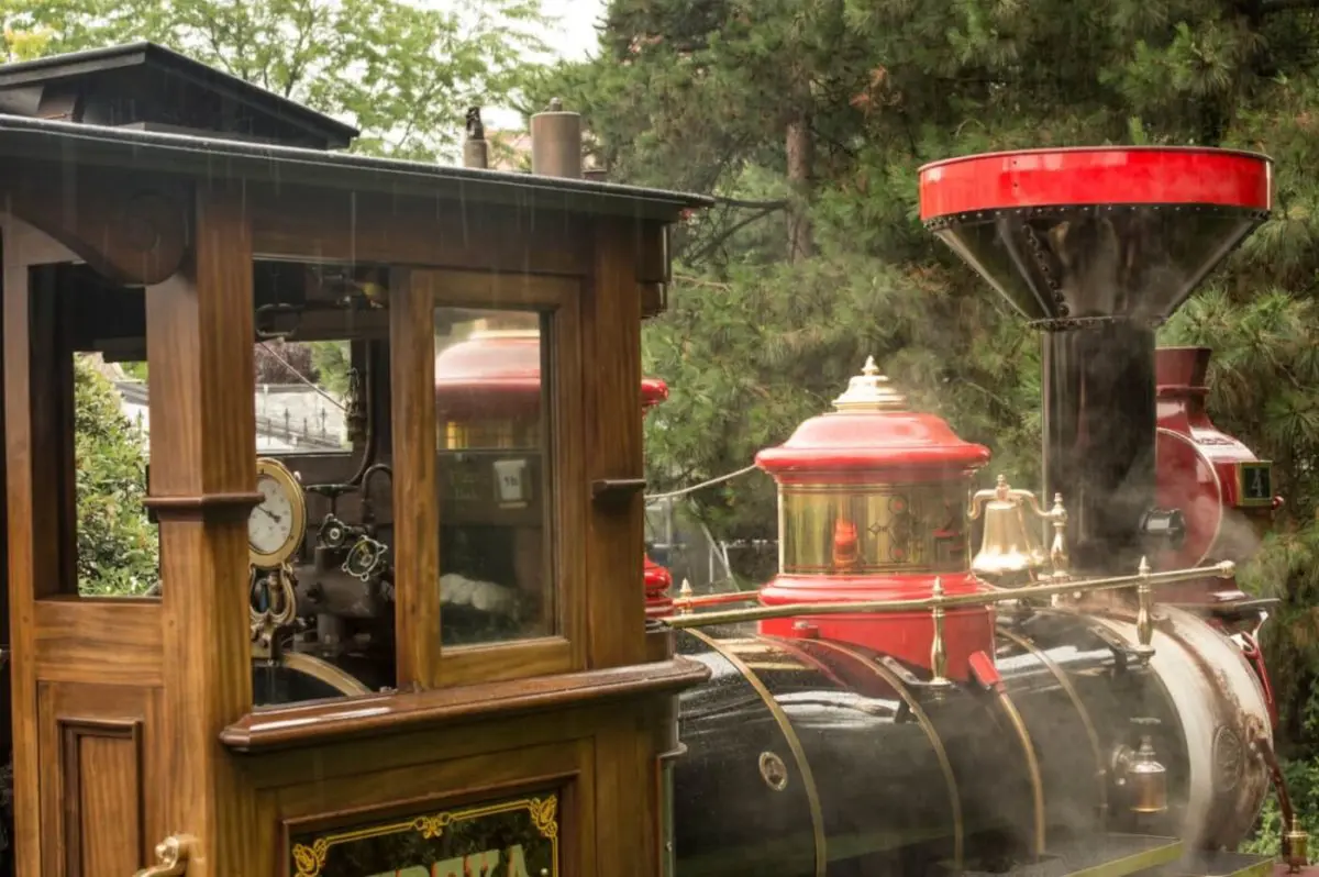 Eureka Lokomotive Blick in das hölzerne Führerhaus einer Eureka Eisenbahn, an der gerade Dampf aufsteigt
