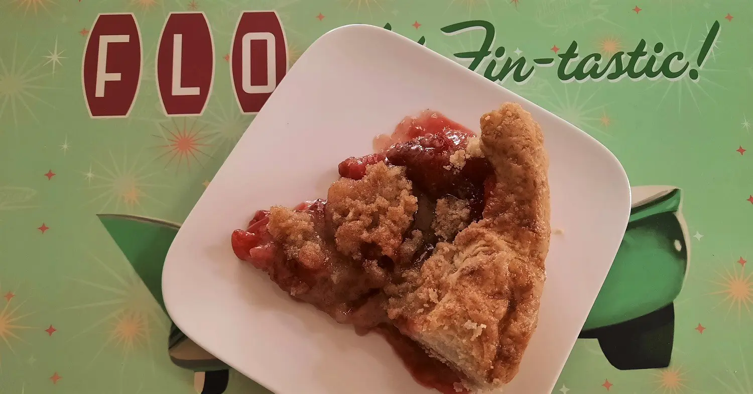 Rhababer Pie Ein Stück Rhabarber-Erdbeer-Kuchen auf einem kleinen Teller und einer Platzmatte mit Cars-Motiv