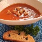 Eine Schale mit Tomatensuppe und Croutons in Mickey Mouse Form