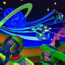 Dekoration im Inneren der Attraktion Buzz Lightyear's Space Ranger Spin mit vielen Neonfarben