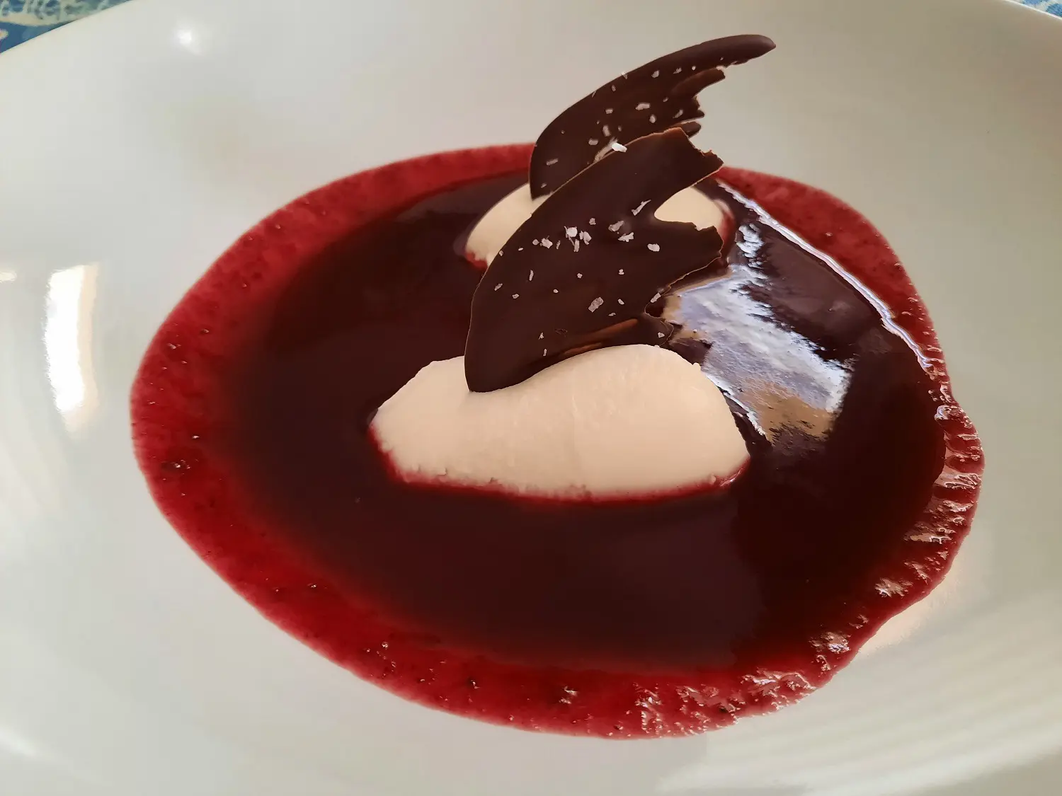 Dessert Panna Carpa Panna Cotta-Nocken auf einer Beerensauce