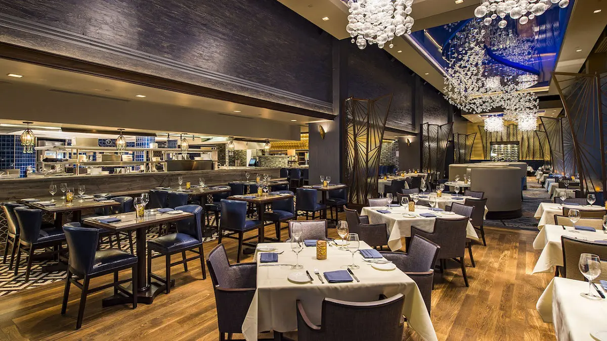 Gastraum des Restaurants Flying Fish Elegant gestalteter Innenraum des Restaurants Flying Fish mit dunklem Holz und vielen Blautönen