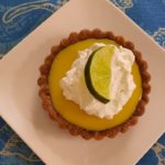 Key Lime Pie mit Sahne und Limettenscheibe