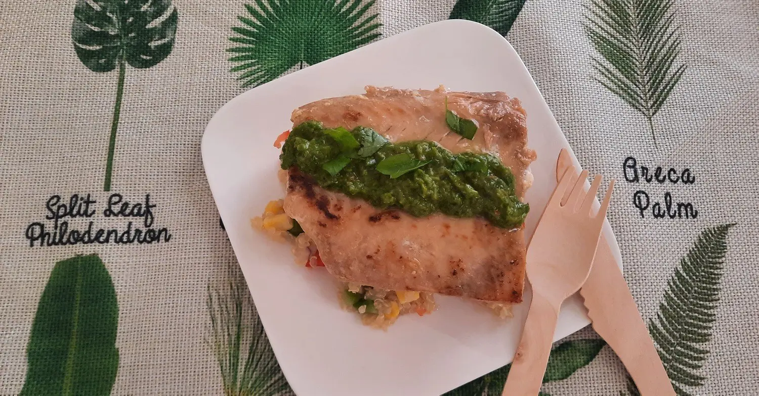 Lachsfilet auf Quinoa Lachsfilet auf Quinoa-Salat, hübsch angerichtet auf einem eckigen Teller