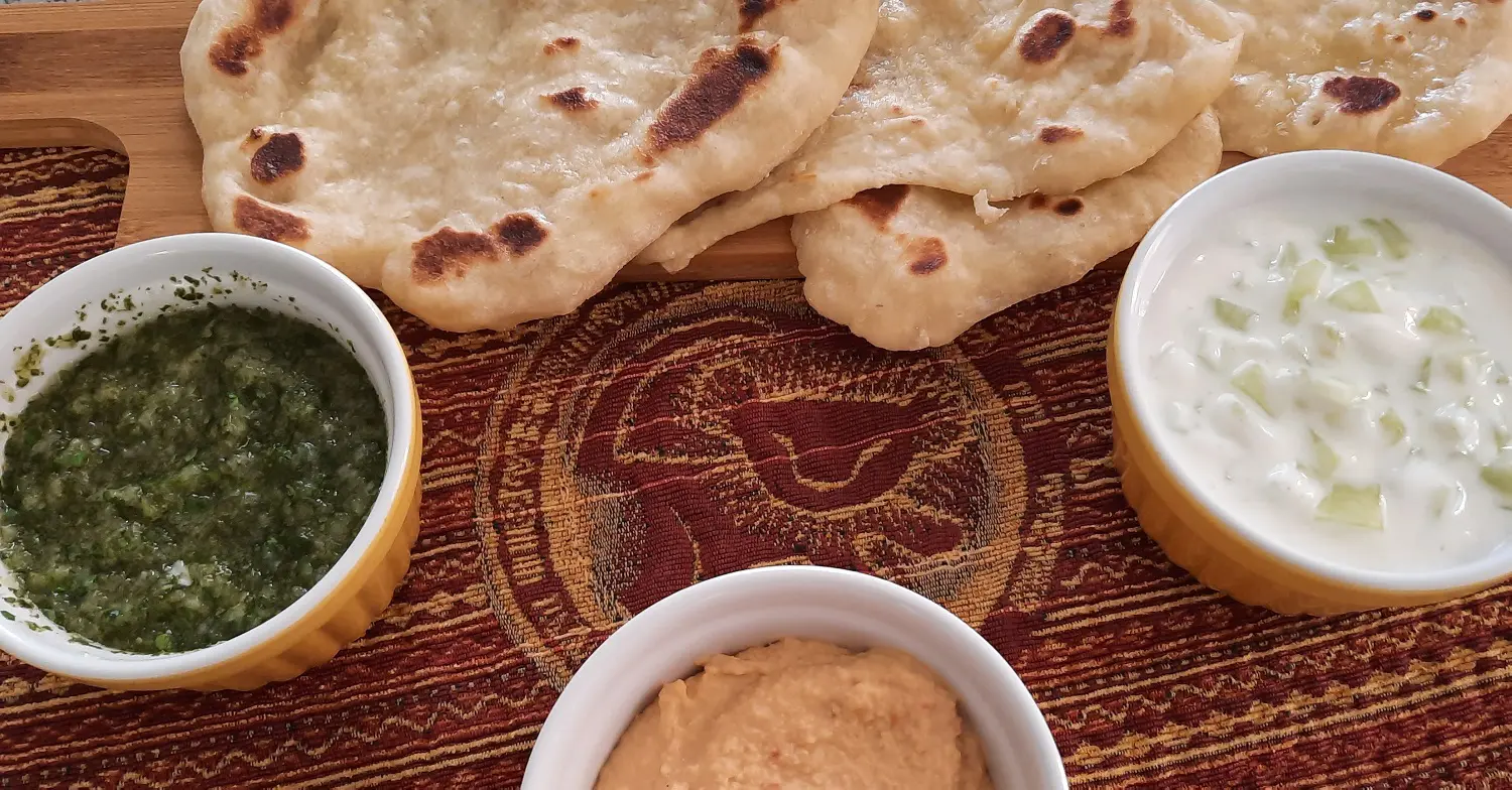 Indian-Style Bread Service Naanbrote mit drei Dips wie im Sanaa