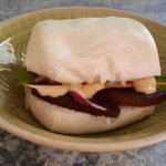 Bao Buns mit knusprigem Schweinebauch und Gemüse