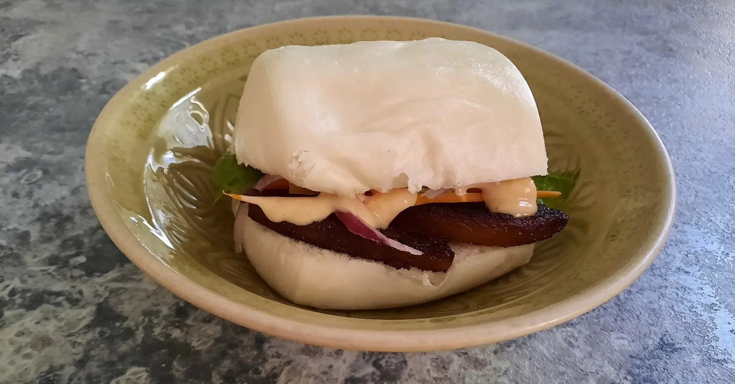 Bao Ban in einer Schale Bao Buns mit knusprigem Schweinebauch und Gemüse