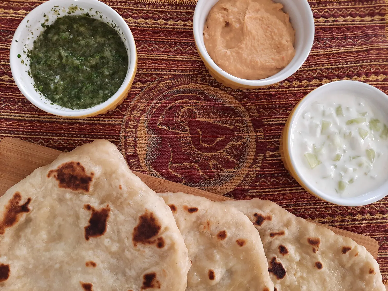 Naan mit drei Dips Naan Brote und drei verschiedene Dips