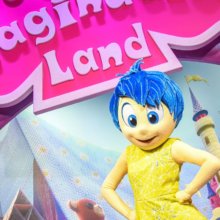 Joy mit gelbem Kleid und blauen Haaren steht zum Meet & Greet bereit