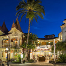 Blick auf den Eingang zur Skipper Canteen im Adventureland am Abend