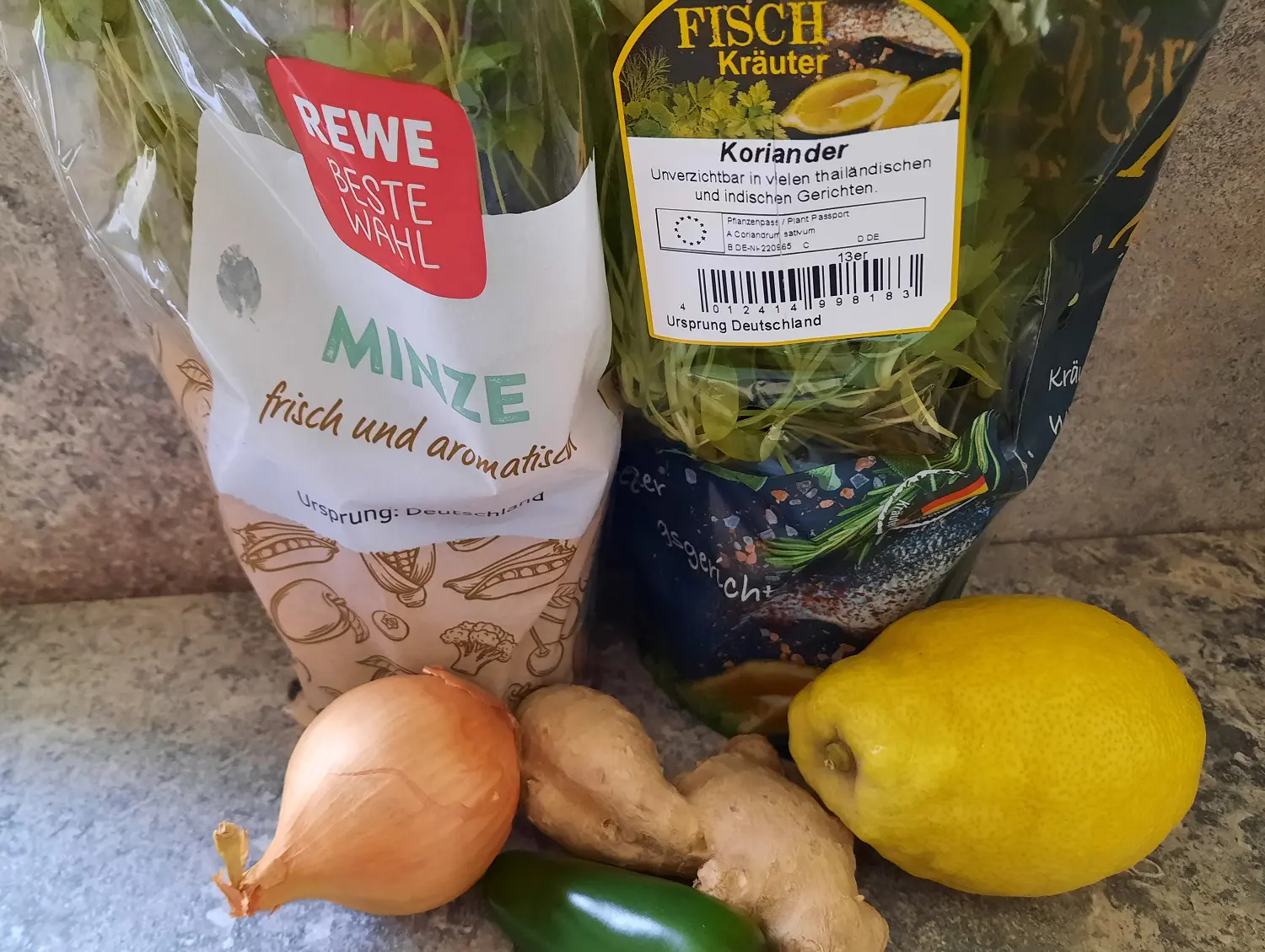Zutaten für Coriander Chutney Koriander, Minze, Zwiebel und weitere Zutaten für Koriander-Chutney
