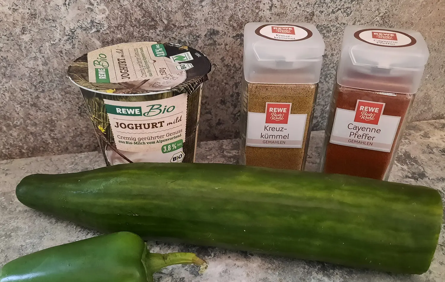 Zutaten für Gurken Raita Gurke, Joghurt und Gewürze