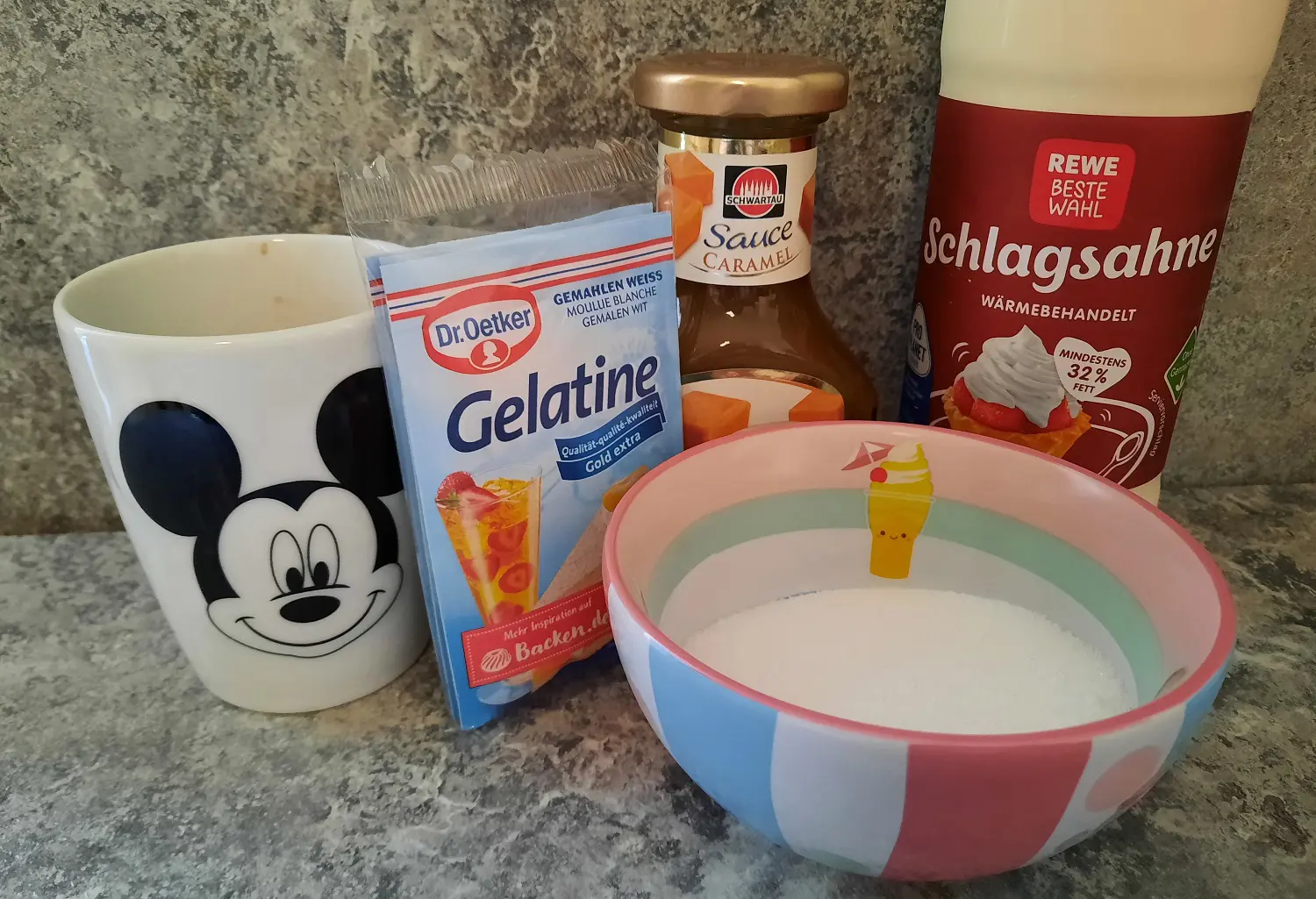 Zutaten für Frapuccino Cream Kaffee, Gelatine, Karamellsauce, Schlagsahne und Zucker zur Zubereitung der Frappuccino Cream wie im Hollywood Brown Derby Restaurant