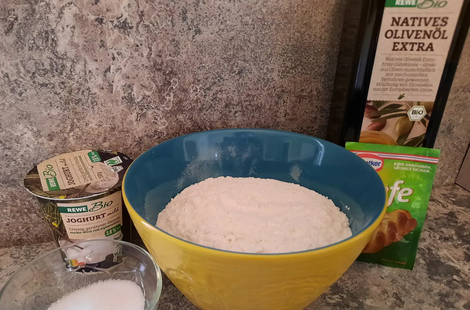 Zutaten für Naan Brot Mehl, Joghurt und weitere Zutaten für Naan Brot