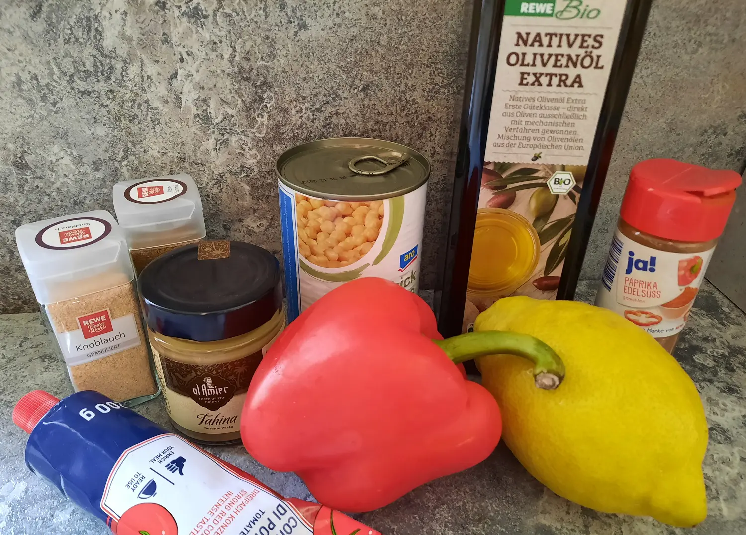 Zutaten für Red Pepper Hummus Kichererbsen, Paprika, Tahini und weitere Zutaten für Red Pepper Hummus