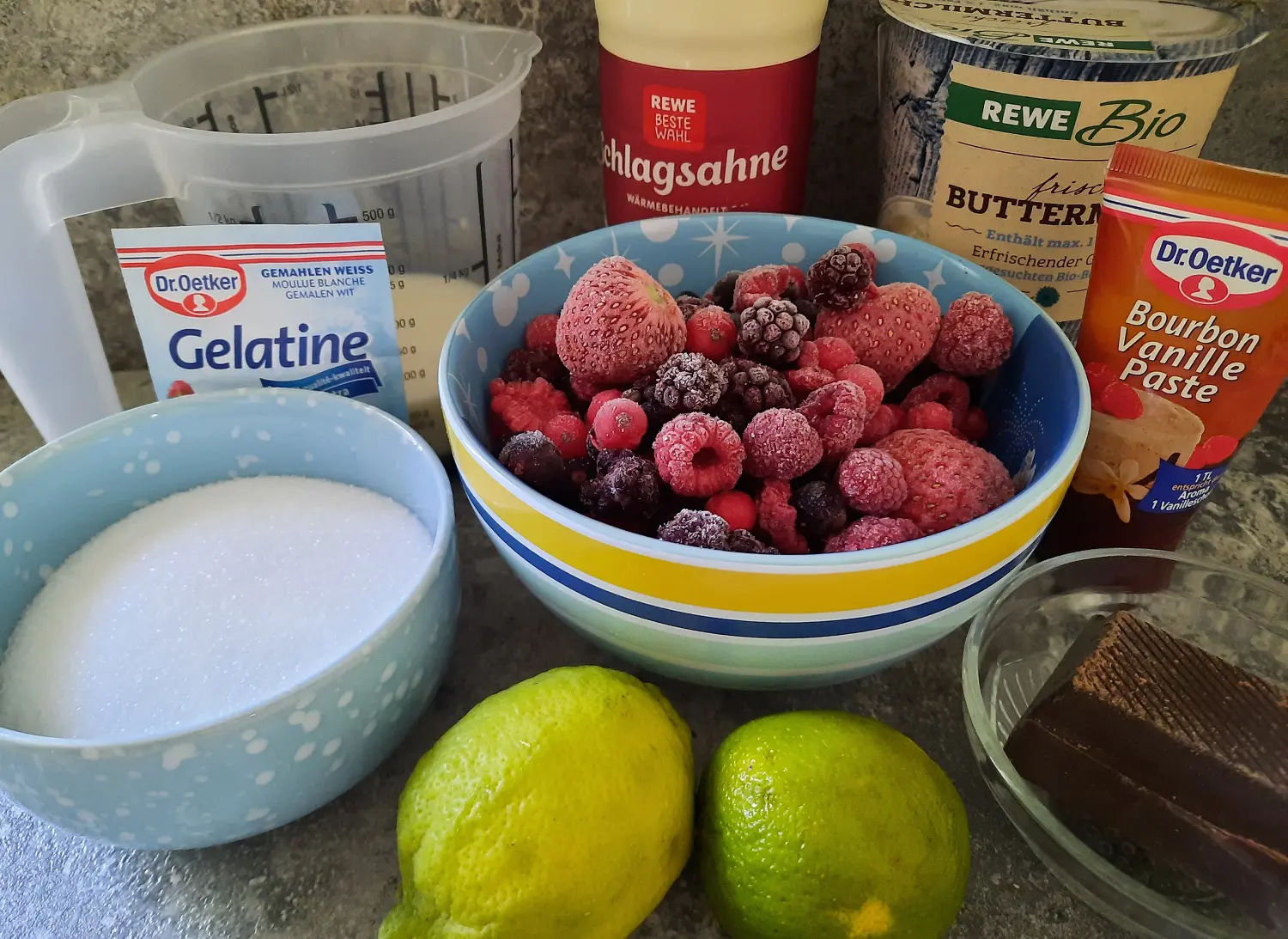 Zutaten für Panna Carpa Beeren, Zucker, Schokolade, Buttermilch und weitere Zutaten für die Panna Carpa