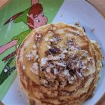Pancakes mit Apfelspalten und Granola auf einem Teller mit Peter Pan-Motiv