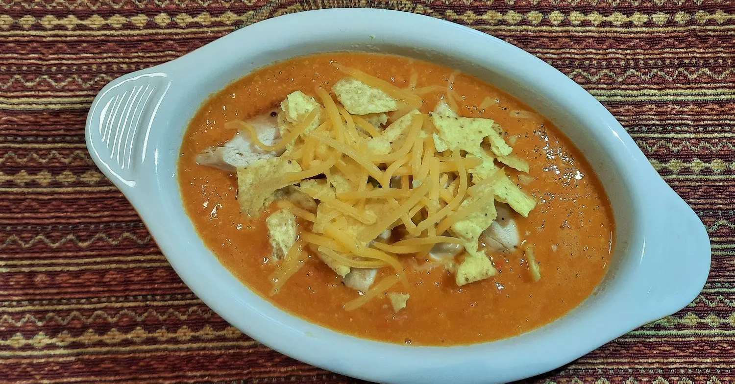 Chicken Tortilla Soup Suppe mit Einlage in einer kleinen ofenfesten Auflaufform