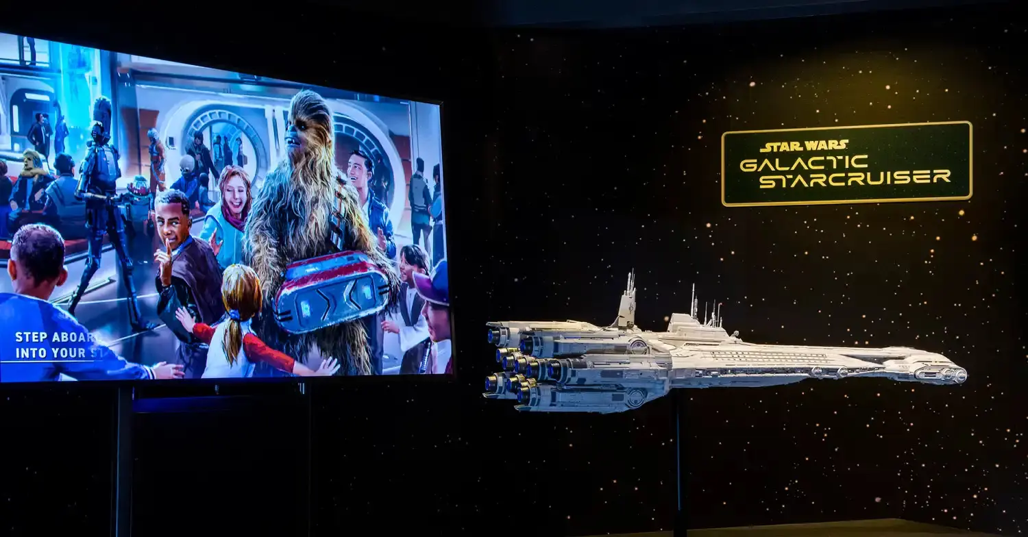 Galactiic Starcruiser Präsentation Modell eines Star Wars Raumschiffs mit dem Namen Halcyon