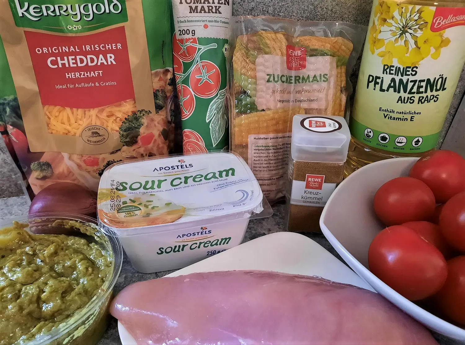 Zutaten für Chicken Tortilla Soup Mais, Hähnchenbrustfilet, Tomaten, Guacamole und weitere Zutaten für eine Suppe
