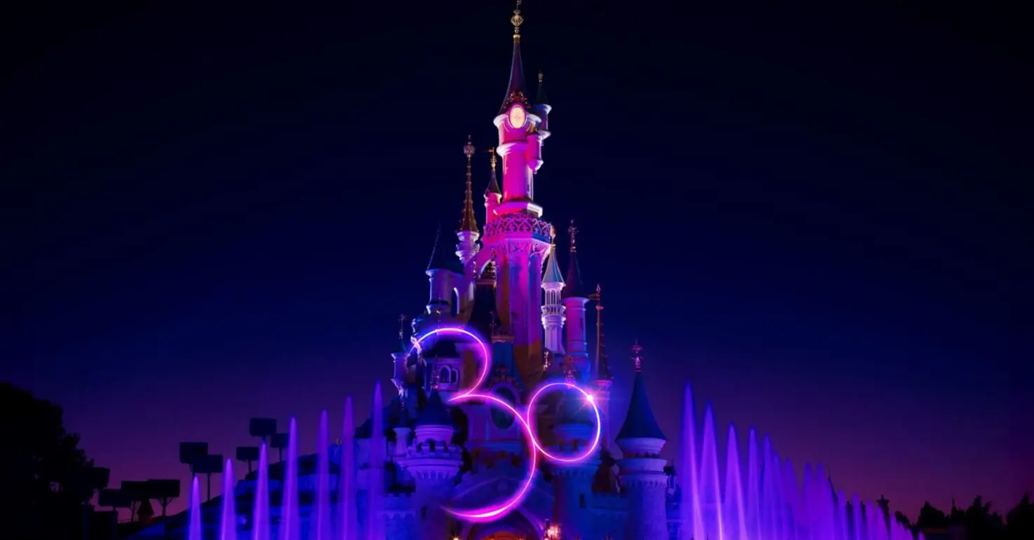 30 Jahre Disneyland Paris: Dornröschenschloss mit einer riesigen 30 bei Dunkelheit