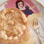 Ein kleiner Birnenkuchen auf einem Teller mit Schneewittchen-Motiv