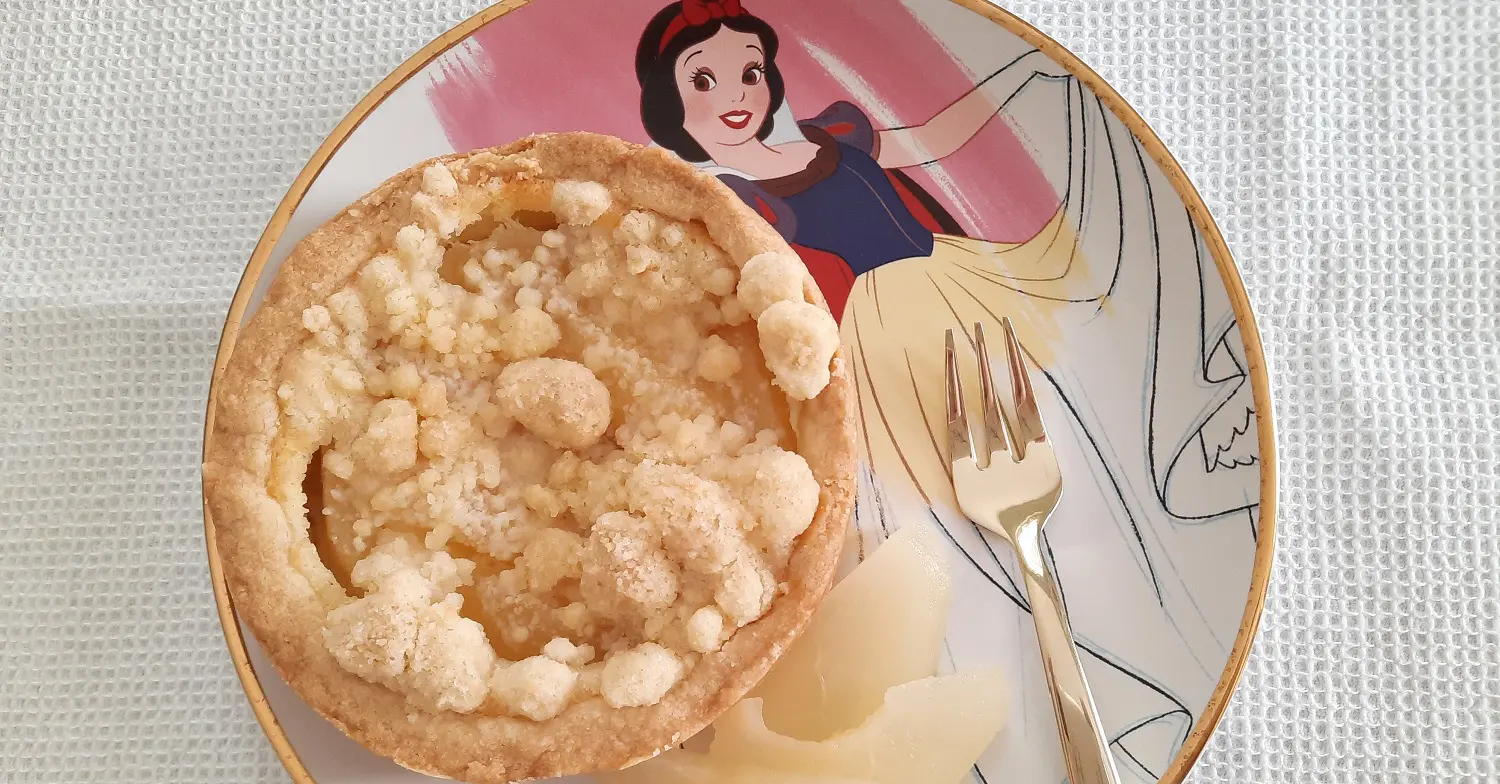 Birnenküchlein mit Streuseln Ein kleiner Birnenkuchen auf einem Teller mit Schneewittchen-Motiv