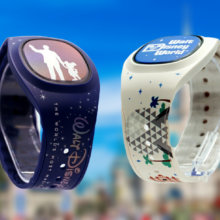 Zwei Magic Band Plus in den Farben Weiß und Blau