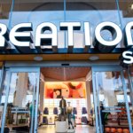 Creations Shop Eingang mit leuchtenden Buchstaben