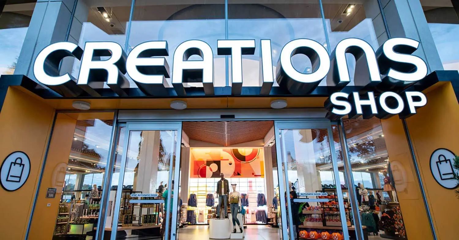 Creations Shop Eingang mit leuchtenden Buchstaben