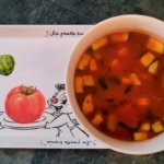 Eine Schüssel mit Minestrone-Suppe steht auf einem Tablett mit Chip und Chap-Dekor